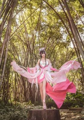 欧美大码女模穿搭_DVD手机在线看